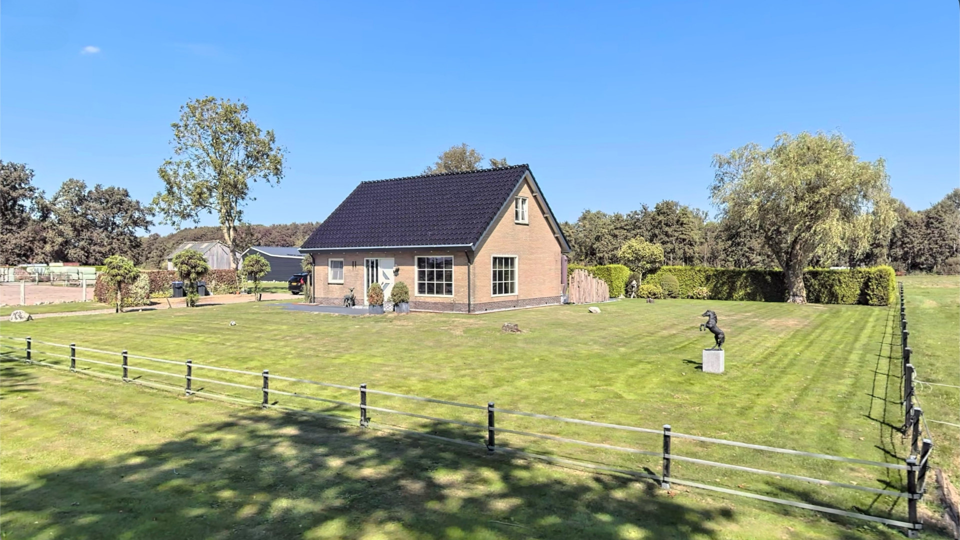 Dit is de prachtige boerderij van olympisch kampioen Antoinette Rijpma-de Jong. Zie foto’s 4